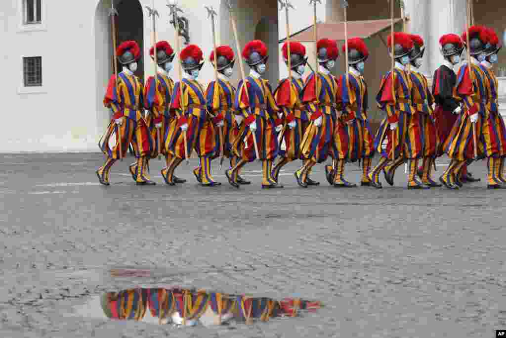 Vatican Swiss Guards wearing masks leave the St. Damaso courtyard after the visit of Spain&#39;s Prime Minister Pedro Sanchez to Pope Francis, at the Vatican, Oct. 24, 2020.&nbsp;