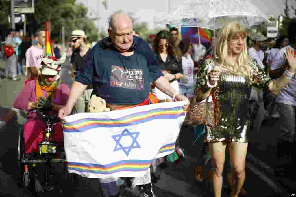 شرکت کنندگان در رژه همجنسگرایان در شهر اورشلیم، اسرائیل