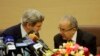 美国国务卿克里与阿尔及利亚外长拉马姆拉在阿尔及利亚外交部召开记者会前交谈。（2014年4月3日）