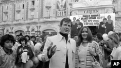 Roger Moore, em 1977 na Festival de Cannes