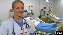 Aleksandra Bauernšub, medicinska sestra, uprkos odličnim ocenama ima probem u nalaženju posla.