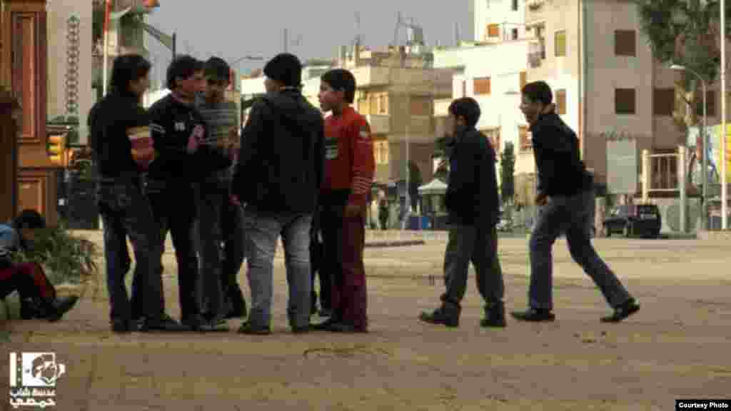 Anak-anak laki-laki berkumpul di jalanan Garden Al-Dablan di Homs, Suriah (17/1). (Lens Young Homsi)