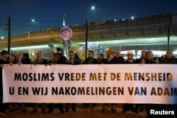 Warga menghadiri doa bersama di Utrecth untuk menghormati orang-orang yang terluka atau terbunuh dalam serangan di tram, di Utrecht, Belanda, 22 Maret 2019. (Foto: Reuters)