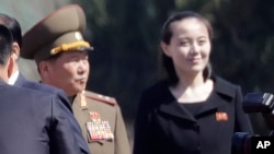 지난해 4월 북한 평양의 신시가지인 여명거리 준공식에 참석한 김여정(오른쪽).