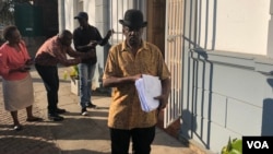 Jameson Timba, the chief election of Movement for Democratic Change Alliance, arrives at the Constitutional Court to file court papers in a bid to reverse President Emmerson Mnangagwa’s July polls official victory, Aug. 10, 2018. (C. Mavhunga/ VOA)