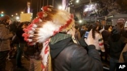 Indios nativos estadounidenses se reunieron frente al estadio de los Redskins en Washington, para exigir que el equipo cambie su nombre.