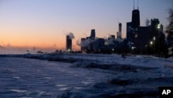 미국의 3대 도시인 시카고에 체감온도 영하 50도까지 떨어지는 강추위가 찾아온 가운데 31일 미시간 호수가 영하기온의 날씨로 얼어붙었다. 
