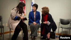 중국 내 탈북자와 북한 고아 구출, 탈북자들의 정착 지원을 벌이고 있는 재미탈북민연대(UKUSA) 조진혜 대표(왼쪽)와 모친 한송화씨가 지난해 1월 뉴욕에서 열린 기자회견에 참석했다. (자료사진)