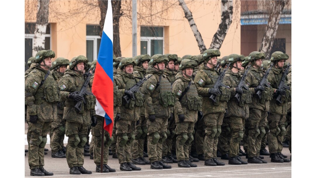 Tentara Rusia dari Organisasi Perjanjian Keamanan Kolektif (CSTO) menghadiri upacara yang menandai berakhirnya misi CSTO di Almaty, pada 13 Januari 2022. (AFP)