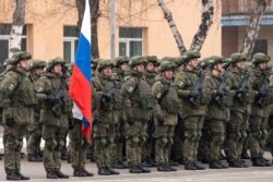 Tentara Rusia dari Organisasi Perjanjian Keamanan Kolektif (CSTO) menghadiri upacara yang menandai berakhirnya misi CSTO di Almaty, pada 13 Januari 2022. (AFP)
