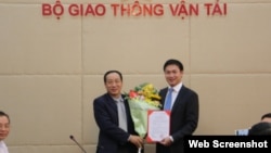 Ông Nguyễn Xuân Ảnh (phải) nhận quyết định bổ nhiệm làm Phó Tổng cục trưởng Tổng cục Đường bộ Việt Nam.