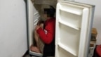 Cảnh sát Đài Loan phát hiện một lao động Việt trốn trong tủ lạnh. Photo Central News Agency.