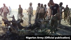 Des armes récupérées des mains de Boko Haram après avoir tenté d'attaquer les villes Dikwa et Mafa, dans l'Etat de Borno, Nigeria, 23 mai 2015.