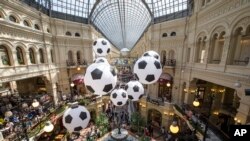 Toko di Moscow dihiasi dengan bola-bola raksasa menyambut Piala Dunia 2018 di Moscow, Rusia.