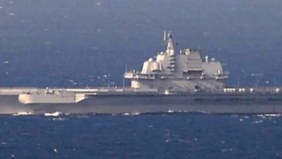 Tàu sân bay lớp Kuznetsov của Trung Quốc, tàu Liêu Ninh, hoạt động trong Biển Hoa Đông. Ảnh do Lục Lượng Tự vệ Nhật bản chụp ngày 25/12/2016. Japan/HANDOUT via REUTERS. Người phụ trách dự án nâng cấp tàu Liêu Ninh có thể đối mặt với án tử hình. 