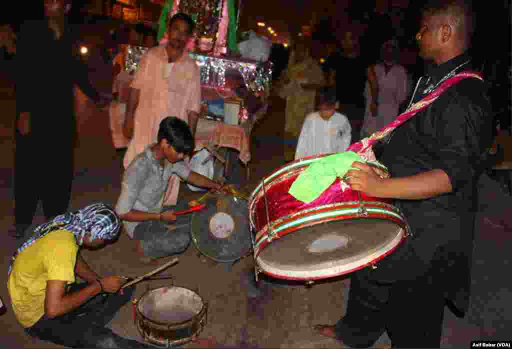 ایک تعزئے کےدوران عقیدت مند ڈھول اور ڈفلی بجاتے ہوئے