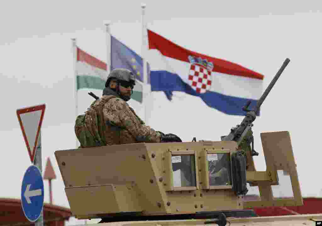 Hungarian soldier guards the border with Croatia near the village of Beremend, Hungary, Sept. 25, 2015. 