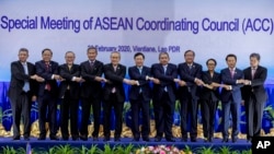 東南亞國家聯盟外交部長在老撾萬象舉行的東盟執行理事會特別峰會期間合影留念。（2020年2月20日）