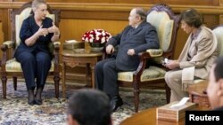 Algerian President Abdelaziz Bouteflika (C) meets with U.S. Secretary of State Hillary Clinton (L) at the Mouradia Palace in Algiers, October 29, 2012. 