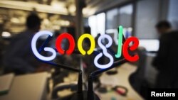 Logo neon Google di kantor di Toronto. (Reuters/Mark Blinch)