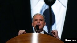 El senador Tim Kaine ofrece discurso en español ante sus colegas en apoyo a la reforma migratoria y dijo que el sistema actual no satisface las demandas para alcanzar el éxito.