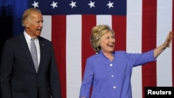 Hillary Clinton (kanan) berkampanye bersama Wapres Joe Biden di Scranton, Pennsylvania hari Senin (15/8).