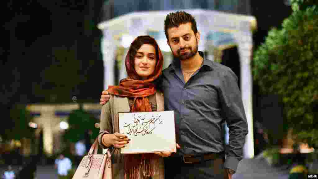 خبرگزاری مهر به مناسبت بیستم مهر ماه، روز بزرگداشت حافظ عکسهایی از مردم گذاشته که هر کدام "تفالی به حافظ" زده اند. عکس: امیر برنجکار، مهر