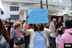 Peserta aksi Women's March Bandung menolak pelecehan seksual di institusi pendidikan, Sabtu (27/4/2019). (Foto: Rio Tuasikal/VOA)