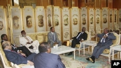 Sudan's President Omar Hassan al-Bashir (R) speaks with African leaders during talks in Addis Ababa, June 12, 2011
