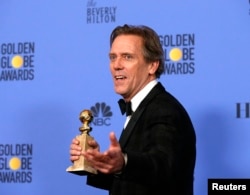 Actor Hugh Laurie recebeu o Globo de Ouro para Melhor Actor Secundário numa série de TV pelo seu papel em "The Night Manager" na 74a cerimónia anual dos Globos de Ouro em Beverly Hills, Califórnia