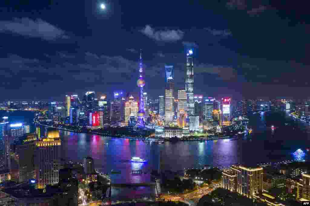 2018年8月29日，上海浦东金融区夜景，沐浴在灯光和月光之中，在水一方，明月高悬。