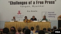 EAST WEST CENTER ကမကထပြုကျင်းပတဲ့"Challenges of a fee Press" ဝဲမှယာ- ဦးဇင်လင်း၊ ဦးသန်းလွင်ထွန်း (ဗွီအိုအေ)၊ Bertil Lintner နဲ့ Jeanne Hallacy. (March 10, 2014. Photo by Sithu/Burmese Service)