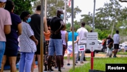Birači čekaju u redovima da glasaju u Miamiju, na Floridi, 19. oktobar 2020. ( Foto: Rojters/Maria Alejandra Cardona)