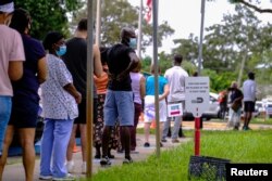 Florida eyaletinin Miami kentinde de seçmenler erken oy kullanmak için uzun kuyruklar oluşturdu.