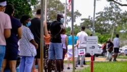 Ljudi čekaju u redu ispred biblioteke u Miamiju tokom ranog glasanja, 19. oktobra 2020.