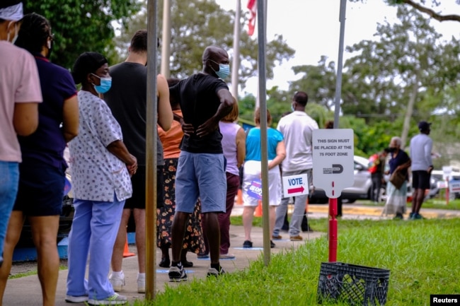 Florida eyaletinin Miami kentinde de seçmenler erken oy kullanmak için uzun kuyruklar oluşturdu.