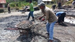 Warga bersama aparat keamanan melakukan pembersihan puing dari bangunan rumah yang dibakar kelompok MIT di lokasi transmigrasi Levonu, Dusun 5 Tokelemo, Desa Lembantongoa. Selasa, 1 Desember 2020. (Foto: Humas Polda Sulteng)