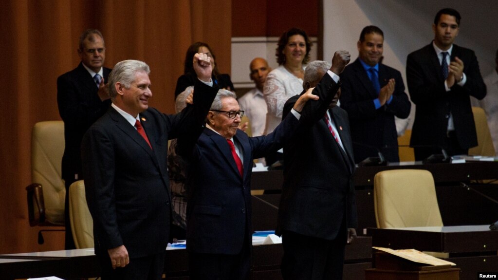 Chủ tịch Cuba Miguel Diaz Canel (trái) và tổng bí thư Đảng Cộng sản Cuba Raul Castro (giữa)