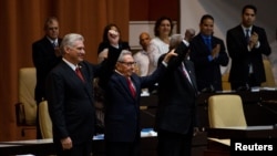 Chủ tịch Cuba Miguel Diaz Canel (trái) và tổng bí thư Đảng Cộng sản Cuba Raul Castro (giữa)