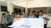 Para dosen dan mahasiswa UNS Solo menggalang tanda tangan mendukung penolakan revisi UU KPK, di kampus UNS Solo, Rabu (11/9). (Foto: Humas UNS Solo)