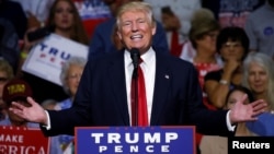Ứng cử viên Tổng thống Đảng Cộng hòa Donald Trump phát biểu trong một buổi mít tinh ở Akron, Ohio, ngày 22 tháng 8 năm 2016. 