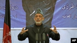 အာဖဂန္ သမၼတ ဟာမစ္ ကာဇိုင္း (Hamid Karzai) ကဘူး လူထု အား စကားေျပာစဥ္။ ဧၿပီ ၁၇၊ ၂၀၁၂။ 