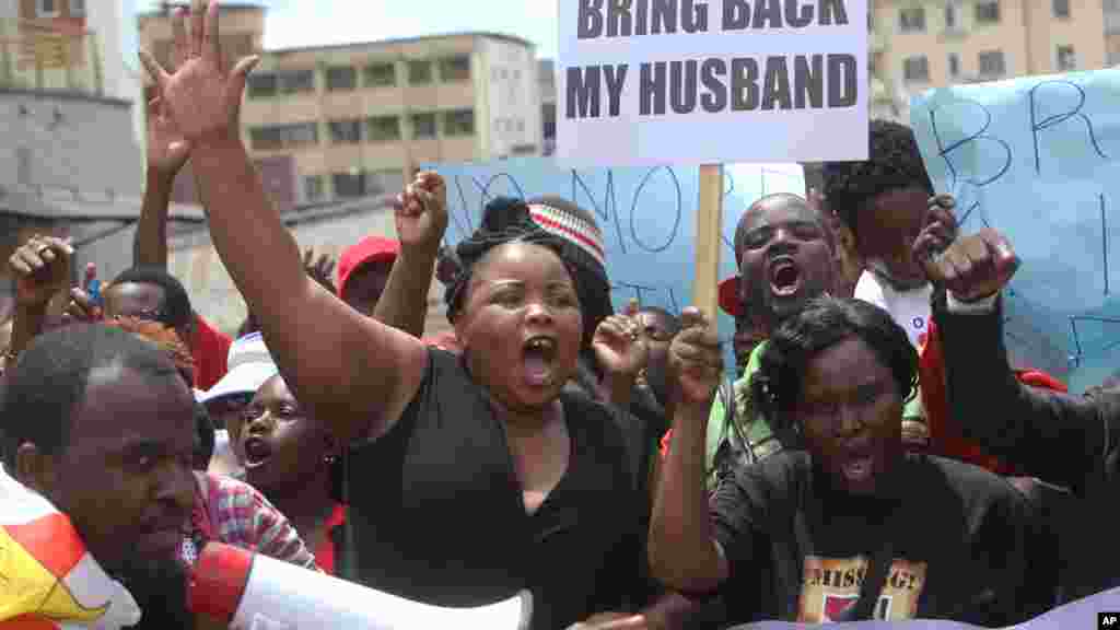 Sheffra Dzamara, épouse de Itai Dzamara enlevé depuis un an, demande,&nbsp;pancarte en main, la libération de son mari à Harare, le 9 mars 2016.