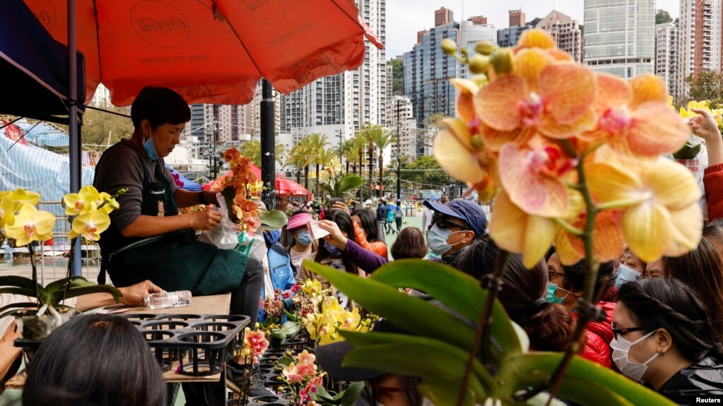 新冠肺炎疫情下香港政府食环署辖下15个年宵市场全部只准卖鲜花，禁止售卖其他物品 (2021年2月11日)(photo:VOA)
