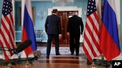 El secretario de Estado, Rex Tillerson, derecha, y el ministro ruso de Exteriores, Sergey Lavrov, se retiran tras posar para los fotógrafos en el Departamento de Estado, en mayo de 2017. 