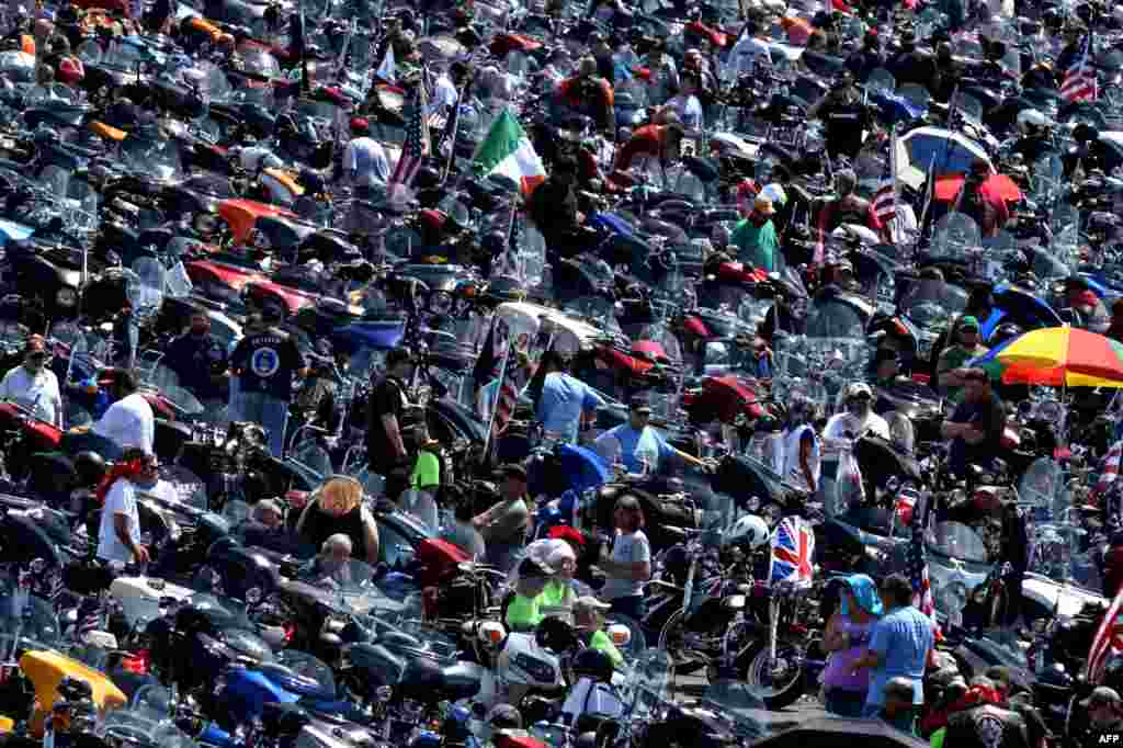 Thousands of motorcycle riders participating in the Rolling Thunder XXIX Ride For Freedom line up in the Pentagon parking lot before parading through Washington, DC, to raise awareness for American Prisoners of War and warriors currenly missing in action.
