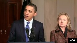 Presiden AS Barack Obama didampingi Menlu Hillary Clinton (kanan) menyampaikan pidato, Rabu malam waktu setempat (23/2) mengenai reaksi pemerintahannya terhadap kekerasan oleh rezim Libya.