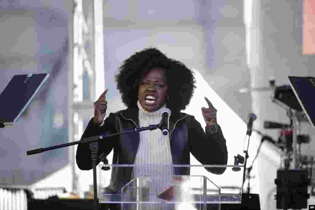 Aktris Viola Davis berbicara pada pawai Women&#39;s March, menentang kekerasan seksual dan berbagai kebijakan pemerintahan Trump, 20 Januari 2018, di Los Angeles.