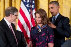 TT Barack Obama trao Huân chương Tự do của Tổng thống cho Melinda Gates, giữa, trước sự hiện diện của chồng bà, tỉ phú Bill Gates (trái) tại một buổi lễ ở Tòa Bạch Ốc, ngày 22/11/2016, ở thủ đô Washington. (AP Photo/Andrew Harnik)