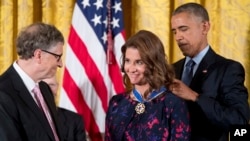 Obama Bill və Melinda Geytsə Azadlıq medalını təqdim edir